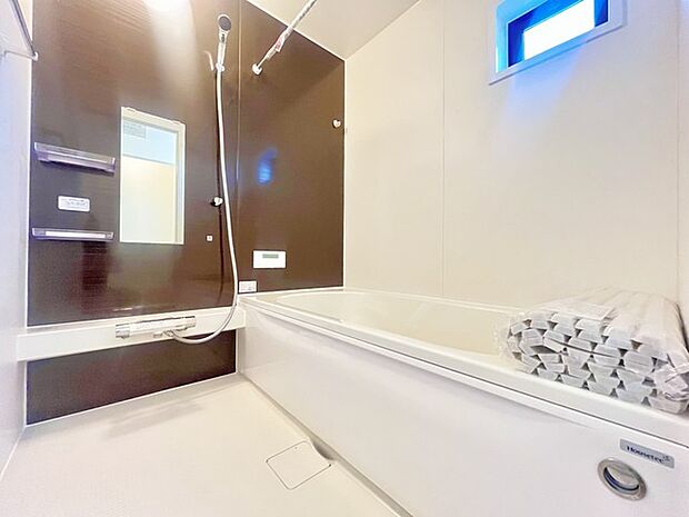 落ち着いた色味の浴室で1日の疲れをゆっくりと癒してください。