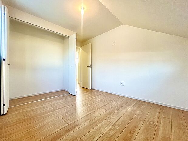 広々収納で、仕事着、普段着をまとめて収納できます。