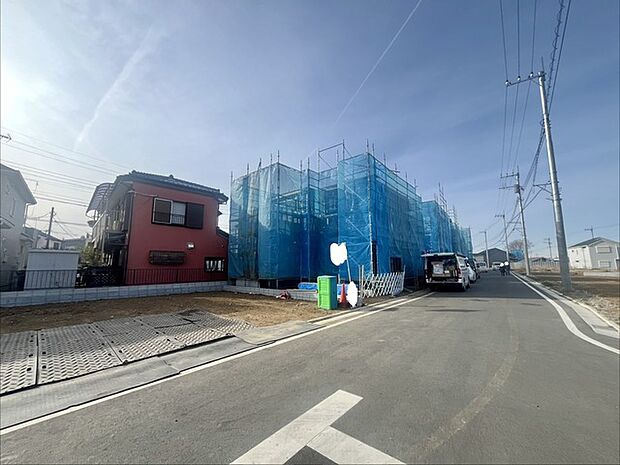 6m幅員の道路に面しておりお車の運転が苦手な方でも安心して出入りいただけます。 