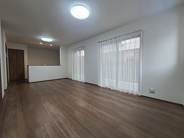 リビングは家具の配置も思いのまま。自由度が高い設計です。 