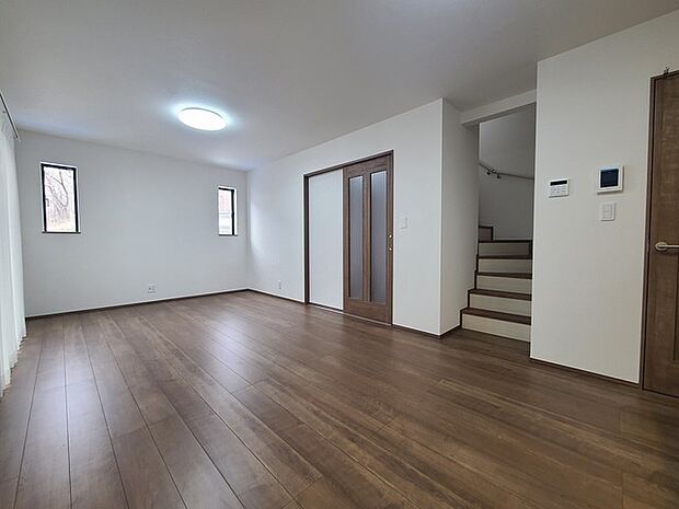 家族団欒のリビング。陽光差し込む食卓には家族の会話とスマイルが溢れます。いつまでもここで食卓を囲みたくなる、そう感じさせてくれるスペース。 