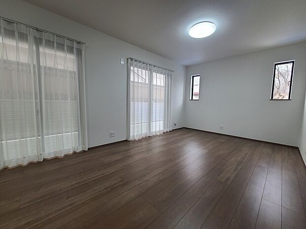 家族団欒のリビング。陽光差し込む食卓には家族の会話とスマイルが溢れます。いつまでもここで食卓を囲みたくなる、そう感じさせてくれるスペース。 