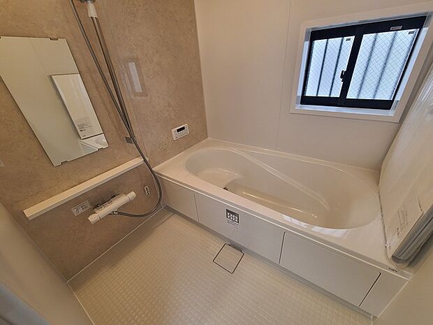 一緒にお風呂に入っている子供達の声がリビングまで聞こえてきそうな広々とした1坪バス 