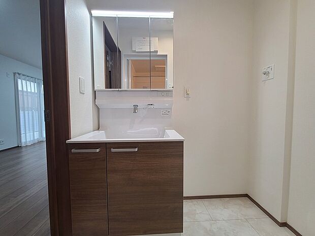 お出かけ前の身だしなみに一歩差がつく三面鏡。ミラー裏にはたっぷり収納もございます。