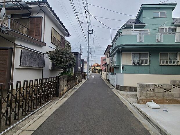 戸建てが立ち並ぶ静かな住宅街。四季折々の移り変わりを感じながら自然と楽しみ、暮らす、そんな毎日を日々の中で感じられる住環境 
