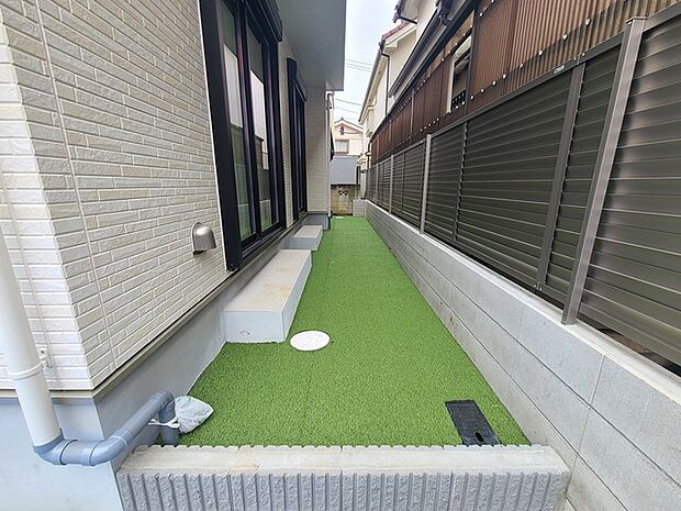 戸建てならではのお庭スペース。BBQやガーデニング、お子様のプールなど、、、、様々な楽しみ方ができるプライベート空間。ご家族皆さままで思いっきりお楽しみください。 