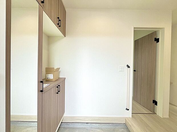 お宅の顔となる明るく開放的な玄関。ご家族皆様様の靴を収納できるスペースと全身鏡があり、お出掛け前に身だしなみチェックもできます。