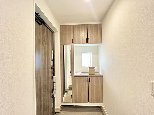 明るく開放的な玄関、靴の脱ぎ履きもしやすく、収納も豊富でご家族皆様の靴をスッキリ収納できます。