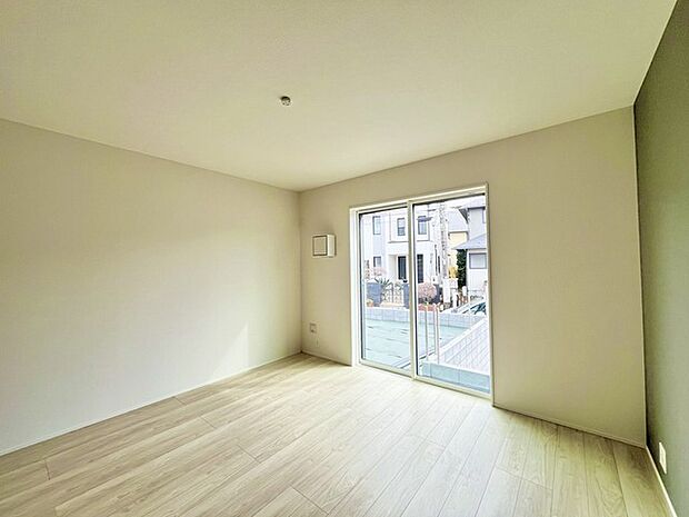 家族や友人、両親、親戚とこれから沢山の時間を紡ぐのだろう。そこを彩るのは窓から見える青い空、心地よい緑。そんなイメージが膨らむリビングスペース。