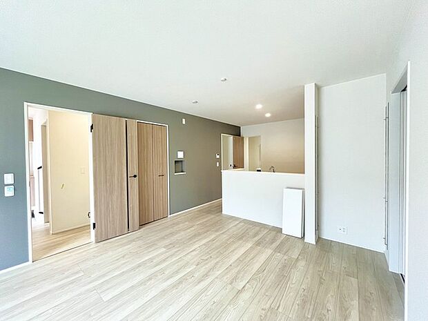 夕食の時間。家族、友人、両親、親戚との会話がより料理を美味しくしてくれる。あっという間に時間が過ぎてしまう居心地の良さは、普段はほっとする空間としてここにあります。