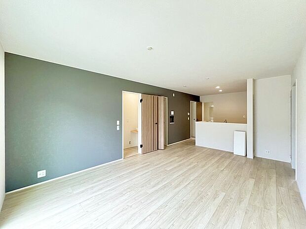 家族の集うリビングには色々な方向から光が差し込む設計に。家族のコミュニケーションが弾むスポットだから明るい雰囲気であってほしい。