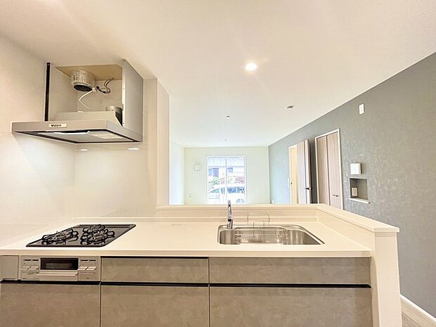 収納量豊富なシステムキッチン。明るい光が差し込む窓も調味料置き場などに役立ちます。カウンターキッチンと違い、背面を広く使えるので自由度が高いのも嬉しいですね。