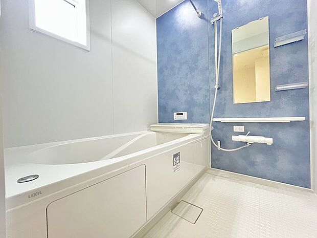 落ち着いた色味の浴室で1日の疲れをゆっくりと癒してください。