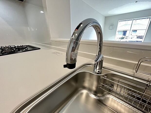 一杯の水も楽しめる浄水器があるシステムキッチン。