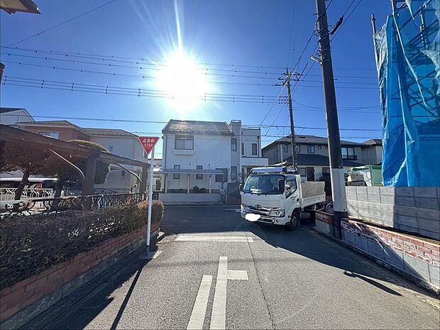 6m幅員の道路に面しておりお車の運転が苦手な方でも安心して出入りいただけます。 