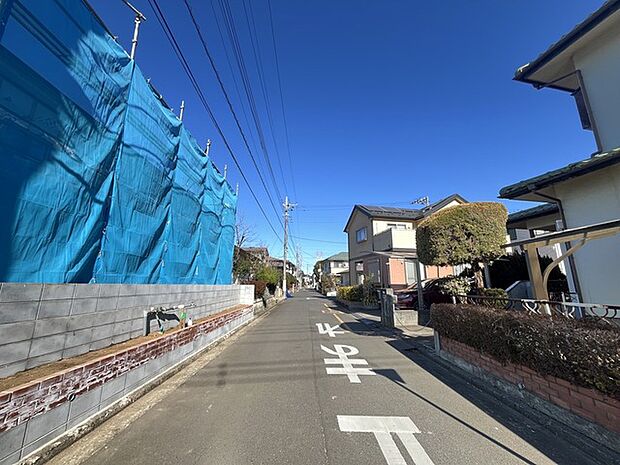 前面道路は広く、駐車がしやすいです。駐車スペース2台分ございます。 