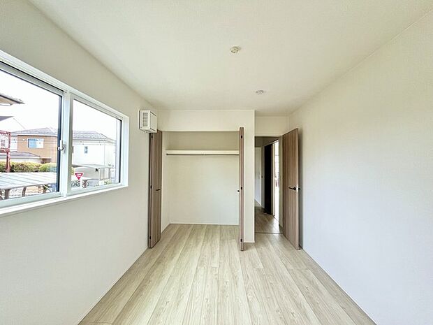 大きな開口部から明るい光が差し込む、日中の室内の明るさがこの部屋の魅力です。