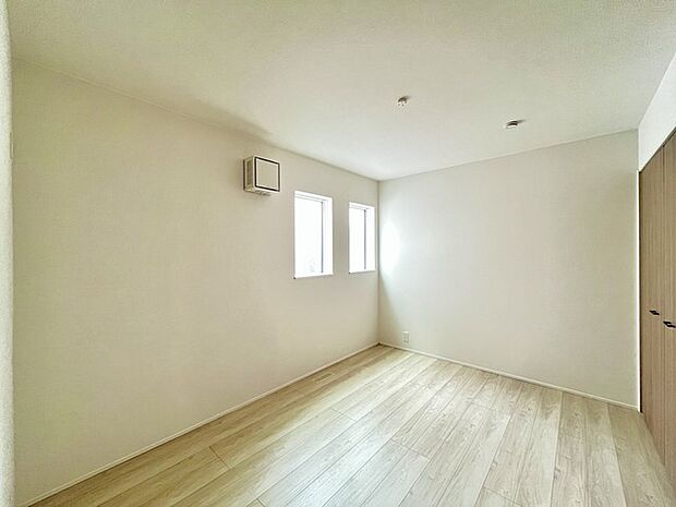 どんな家具にでも相性が良い清潔感ある白色調のクロスを採用。主張しすぎない配色、耐久性にも優れた床材は日々のメンテナンスも楽に、快適に過ごして頂けるよう考えられています。