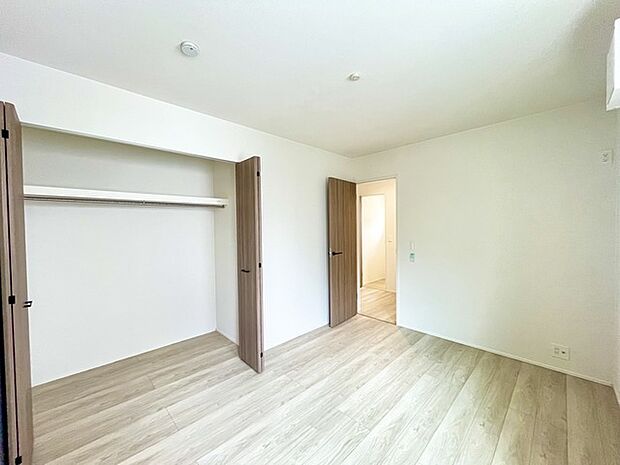 今からここを誰のお部屋にしようか、そんな洋室。大きさは6帖です。