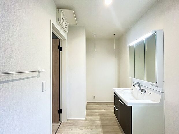ゆとりの洗面スペースで朝の身支度もスムーズに行えます。