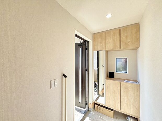 お宅の顔となる明るく開放的な玄関。ご家族皆様様の靴を収納できるスペースと全身鏡があり、お出掛け前に身だしなみチェックもできます。 