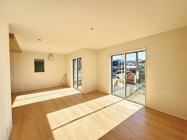 家族や友人、両親、親戚とこれから沢山の時間を紡ぐのだろう。そこを彩るのは窓から見える青い空、心地よい緑。そんなイメージが膨らむリビングスペース。