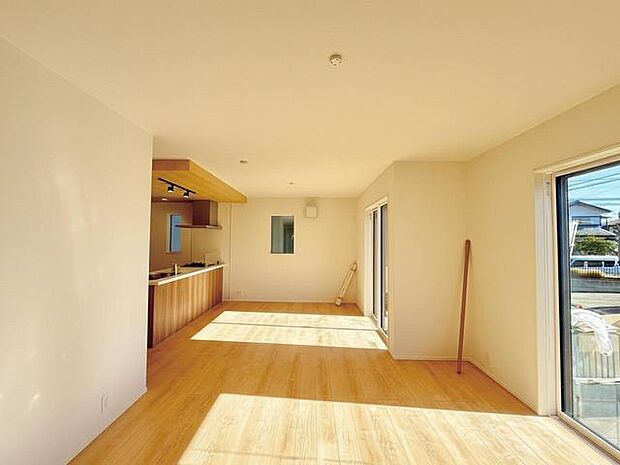 大きな開口部から明るい光が差し込むリビング。日中の室内の明るさがこの部屋の魅力です。