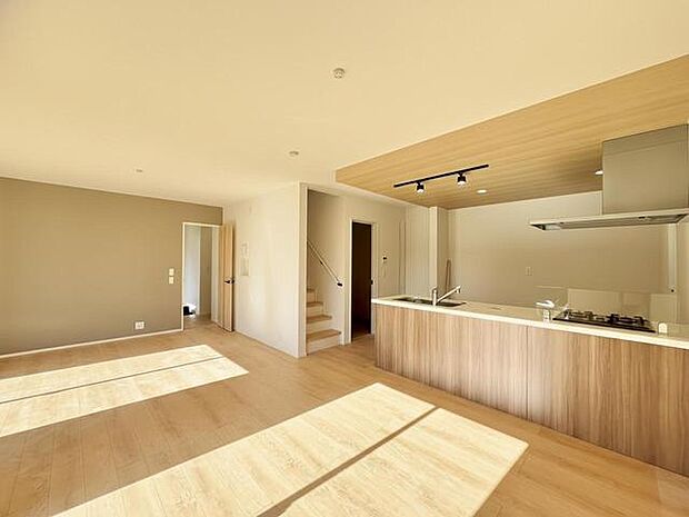 家族の集うリビングには色々な方向から光が差し込む設計に。家族のコミュニケーションが弾むスポットだから明るい雰囲気であってほしい。