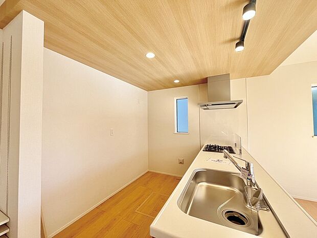 リビングにいる家族の顔が見渡せるカウンターキッチン。お料理もより一層おいしく、楽しく。食器棚を背面に設置しても十分な広さを確保しています。