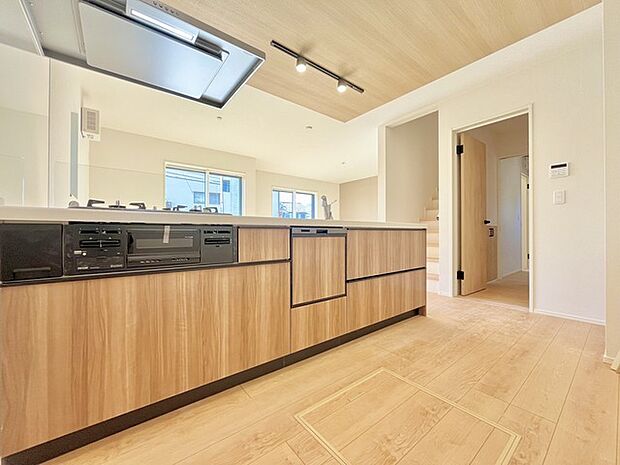 リビングにいる家族の顔が見渡せるカウンターキッチン。お料理もより一層おいしく、楽しく。食器棚を背面に設置しても十分な広さを確保しています。