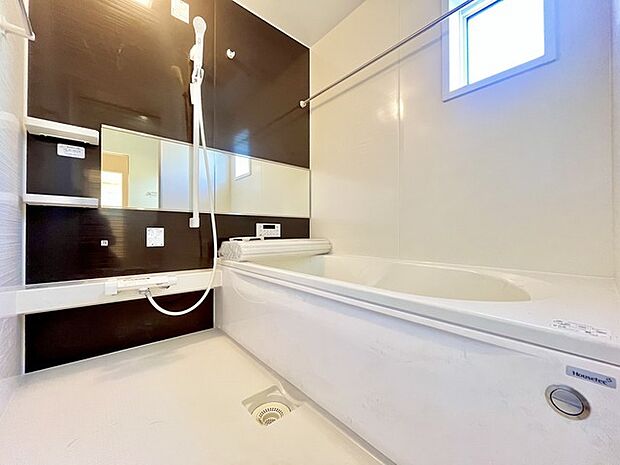 落ち着いた色味の浴室で1日の疲れをゆっくりと癒してください。