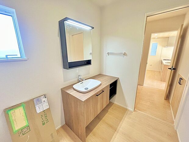 使い勝手の良い洗面台、窓があることで換気もしやすく清潔感のある空間を保てます。