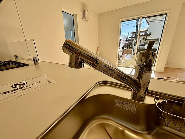 時短に活躍する食器洗浄機や一杯の水も楽しめる浄水器があるシステムキッチン。 