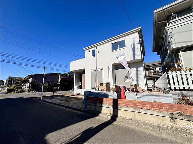 戸建てが立ち並ぶ静かな住宅街。四季折々の移り変わりを感じながら自然と楽しみ、暮らす、そんな毎日を日々の中で感じられる住環境 