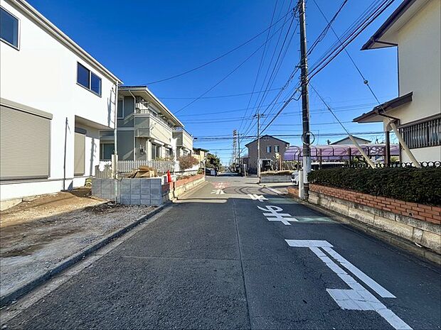 6m幅員の道路に面しておりお車の運転が苦手な方でも安心して出入りいただけます。 