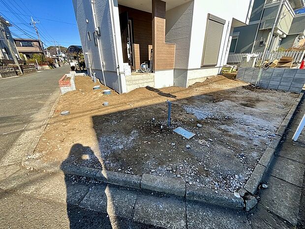 セカンドカーや来客時にも便利なカースペース2台分ございます。 