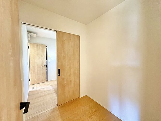 洗面所の隣にはランドリースペースにもなるフリースペースもございます。