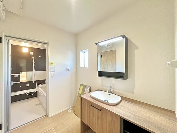ゆとりの洗面スペースで朝の身支度もスムーズに行えます。 