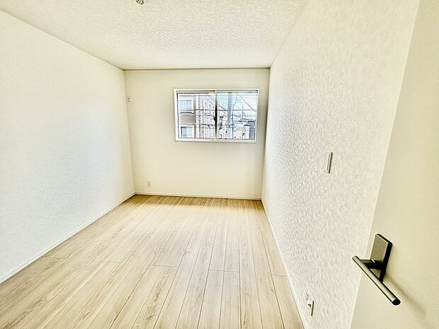 今からここを誰のお部屋にしようか、そんな洋室。大きさは6帖です。 