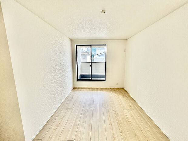 ゆとりの8.5帖ある寝室、陽光が入りやすく朝の目覚めも気持ち良く起こしてくれます。 
