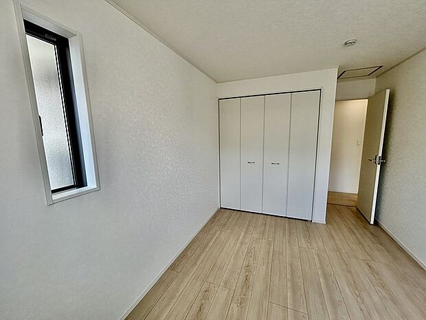 衣類の整理整頓に嬉しいクローゼット付きのお部屋。お子様のお部屋としても便利です。