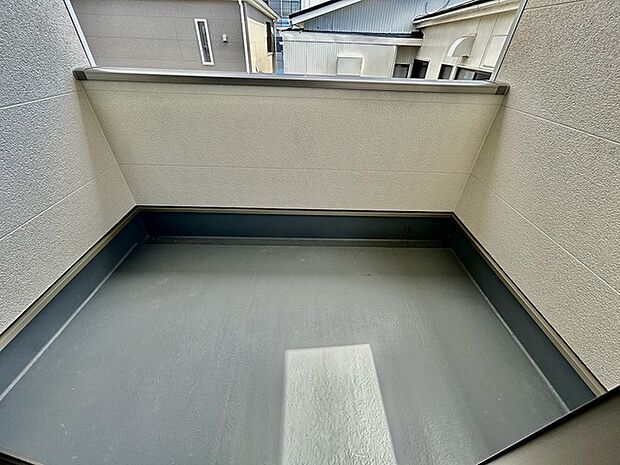 プライバシーを確保しやすい広々としたインナーバルコニー。雨天時でも洗濯物が濡れることなく安心です。