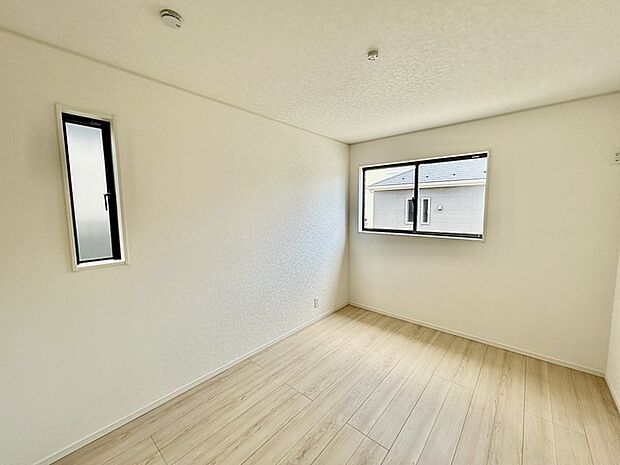 今からここを誰のお部屋にしようか、そんな洋室。大きさは6.5帖です。