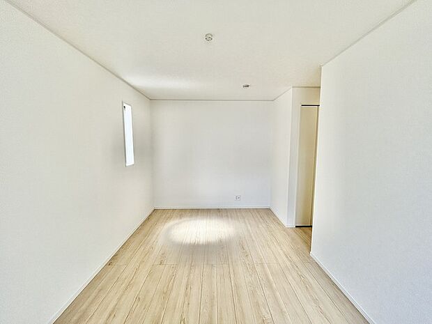 大きな開口部から明るい光が差し込む、日中の室内の明るさがこの部屋の魅力です。 
