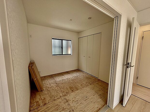 和室があるとやはりどこか心落ち着いてしまいます。客間としてもちょうど良い約4.5帖。 