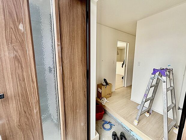 玄関はおうちの顔とも呼ばれる重要な場所!明るくスッキリと見える空間で住まう人を見送り、出迎えてくれます。