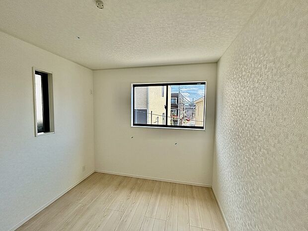 衣類の整理整頓に嬉しいクローゼット付きのお部屋。お子様のお部屋としても便利です。 