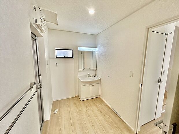 ゆとりの洗面スペースで朝の身支度もスムーズに行えます。
