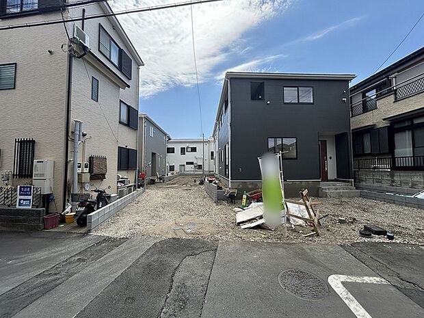 前面道路は広く、駐車がしやすいです。