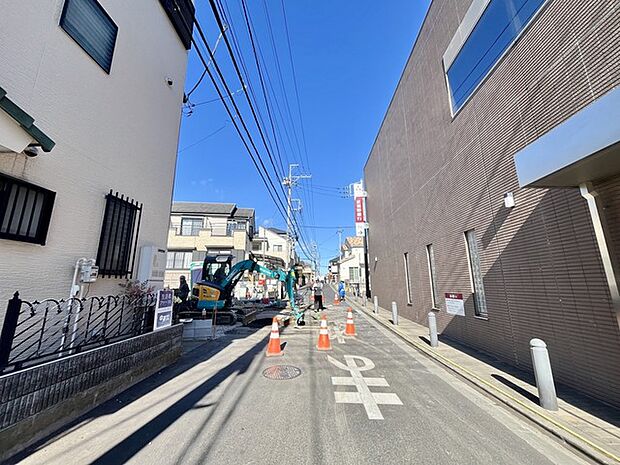 6m幅員の道路に面しておりお車の運転が苦手な方でも安心して出入りいただけます。